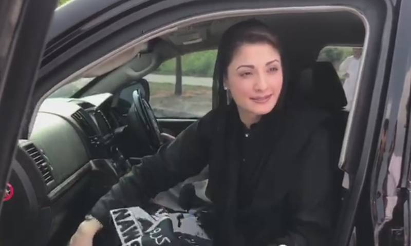 کارکنوں نے سکھر جاتے ہو ئے مریم نوا ز کی گا ڑی رکوا کر وا لد کی سا لگرہ کا کیک کٹوا لیا