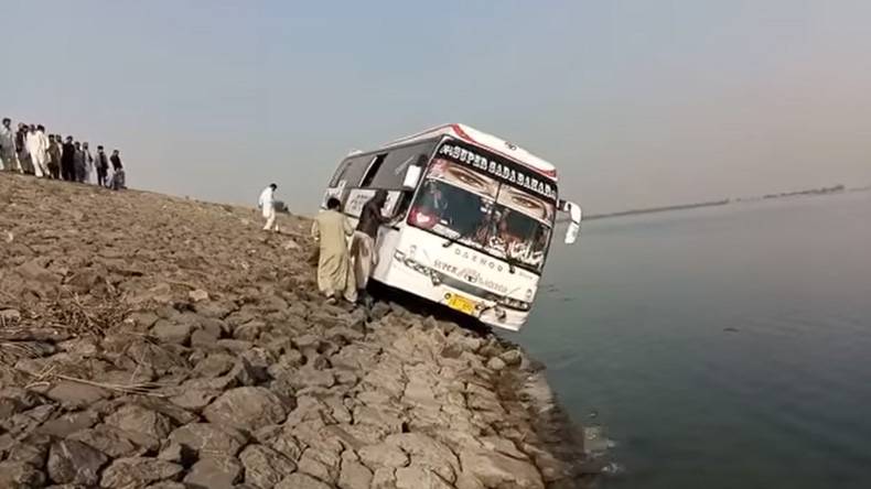 جسے اللہ رکھے اسے کون چکھے۔۔ تیز رفتار بس حادثے سے بال بال بچ گئی