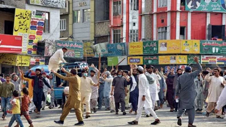 حالات کشیدہ، مظاہرین شیخ رشید کی لال حویلی پہنچ گئے، رینجرز طلب