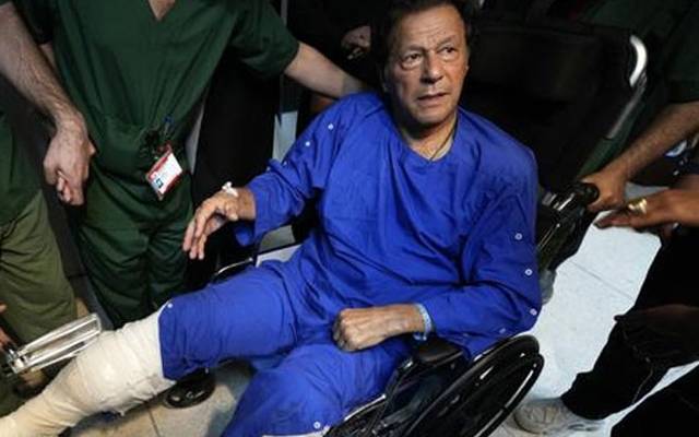 عمران خان پر حملے کے مرکزی ملزم نوید کو علاقہ مجسٹریٹ کی عدالت وزیرآباد میں پیش کر دیا۔ ملزم کو ناجائز اسلحہ کیس میں پیش کیا گیا۔ مجسٹریٹ عدالت نے وزیرآباد ملزم کو آئندہ ب22 دسمبر کو عدالت میں پیش کرنے کا حکم دے دیا