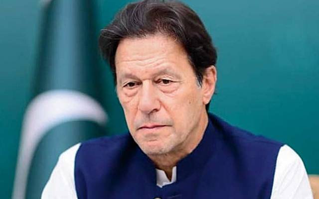 عمران خان کے فیک فالوورز کے حوالے سے سوشل میڈیا پر بحث چل رہی ہے، اسی سلسلے میں کچھ سکرین شارٹس بھی وائرل ہوئے۔ اب ایک اور نئی بحث شروع ہوگئی جس میں تحریک انصاف کے سربراہ عمران خان کا یوٹیوب اور ٹویٹر کے فالوورز میں موازانہ کیا جا رہا ہے