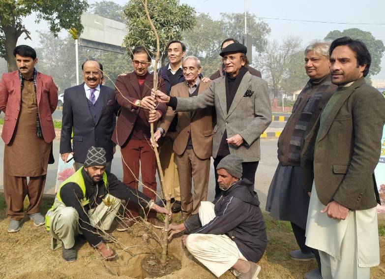 سموگ کےتدارک کیلئے اہم اقدام،سابق چیف جسٹس تصدق حسین جیلانی نے پودے لگادیئے