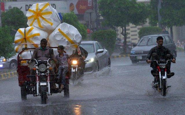 محکمہ موسمیات نے ملک کے مختلف علاقوں میں مزید بارش کی پیشگوئی کی ہے۔ اسلام آباد میں دن کے اوقات میں تیز ہواؤں اور گرج چمک کے ساتھ بارش کا امکان ہے