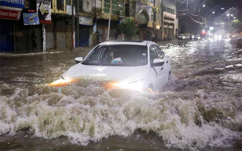 ژوب میں طوفانی بارش، لینڈ سلائیڈنگ اور گاڑی ندی میں بہنے سے ایک شخص جاں بحق 3 زخمی