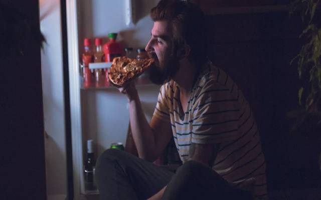 محققین کا کہنا ہے کہ رات دیر تک کھاتے رہنے کی عادت سے فالج جیسی خطرناک بیماری میں مبتلا ہونے کے خطرات بڑھ جاتے ہیں۔