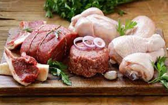 اوپن مارکیٹ میں سرکاری قیمتوں کے برعکس  منمانی قیمتوں پر فروخت جاری،  مٹن سرکاری قیمت کے برعکس 700 سے 800 روپے مہنگا فروخت ہونے لگا جبکہ مرغی کے گوشت کی قیمت میں مزید  24روپے اضافہ ریکارڈ کیا گیا ہے۔