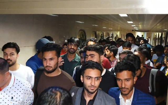 کرغزستان میں پھنسے مزید 300 طلبا خصوصی طیارے کے ذریعے پشاور پہنچ گئے۔