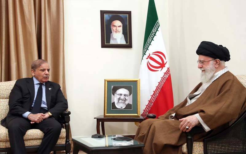وزیراعظم کی ایرانی سپریم لیڈر سے ملاقات، صدر رئیسی کی شہادت پر اظہارِ تعزیت