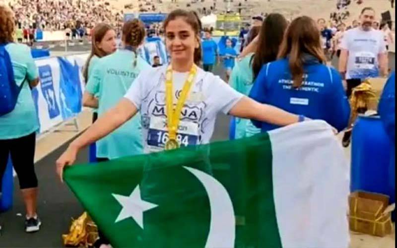 یونان: پاکستانی پرچم لہرانے پر اینکر پرسن اور ایتھلیٹ مونا خان گرفتار