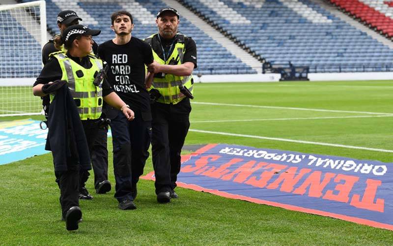 سکاٹ لینڈ اور اسرائیل خواتین کے فٹبال میچ سے قبل مداح نے احتجاجاً خود کو گول پوسٹ سے باندھ لیا