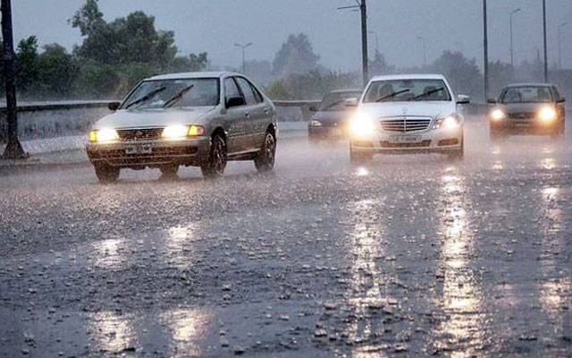  چکوال:کالے بادلوں کا راج،بارش سے موسم خوشگوار ہوگیا 