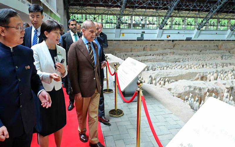 وزیراعظم شہبازشریف کا چین کے تاریخی ورثے ’ٹیرا کوٹا وارئیر‘ میوزیم کا دورہ