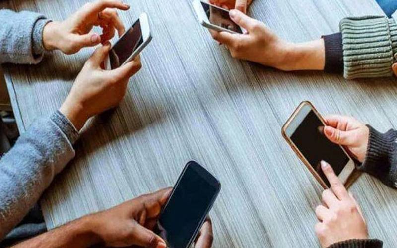 موبائل فون صارفین کیلئے بری خبر، حکومت کا فیڈرل ایکسائز ڈیوٹی عائد کرنے کا فیصلہ 