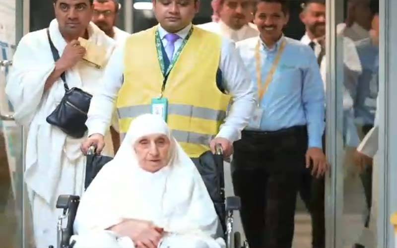 130 سالہ معمر خاتون حج کی سعادت حاصل کرنے کیلئے سعودی عرب پہنچ گئی
