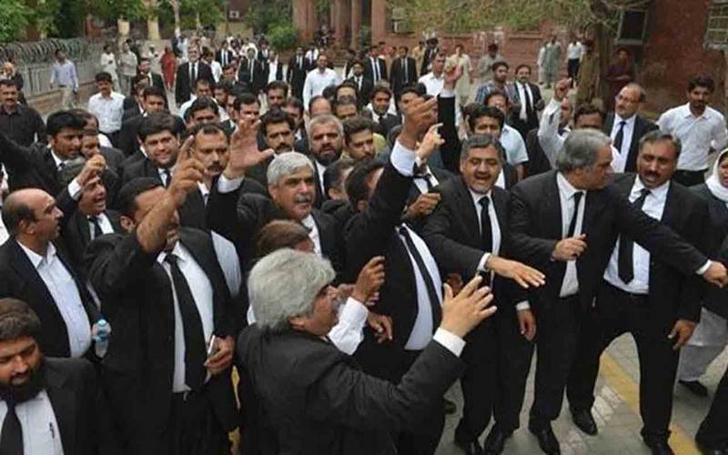 کراچی: وکلاء کا کورنگی روڈ پر احتجاج ختم کرنے کا اعلان