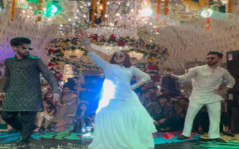ربیکا خان کی ڈھولک نائٹ: ساتھی ٹک ٹاکرز نے رقص سے محفل لوٹ لی