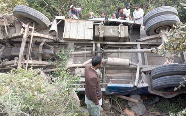 ہری پور: مسافر وین کھائی میں جا گری، ایک ہی خاندان کے 7 افراد جاں بحق