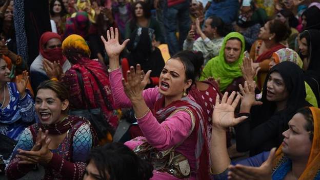 خیبر پختونخوا کے شیر جوان پنجاب پولیس سے بھی دو قدم آگے، خواجہ سراؤں نے بھتہ لینے کا الزام لگادیا 