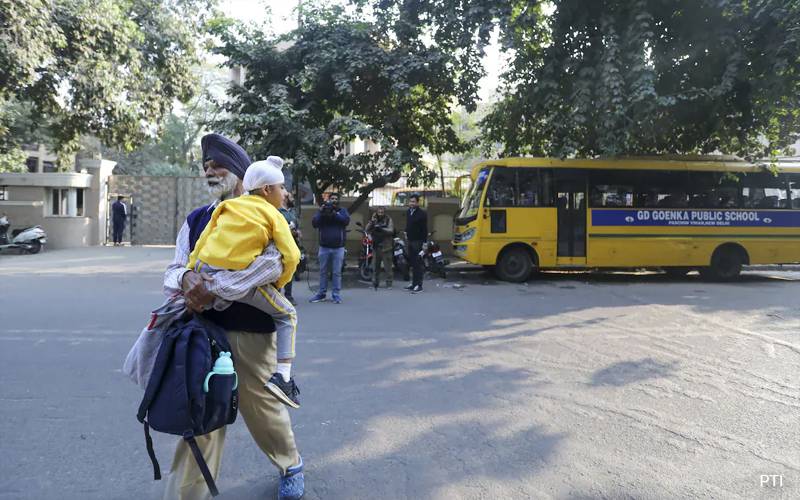 دہلی کے 40 سے زائد سکولوں کو بم سےاڑانے کی دھمکی،طلبہ کو گھر بھیج دیا گیا  