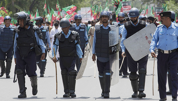 عمران خان کی رہائش گاہ پر دیگر صوبوں کی پولیس کی تعیناتی پر وزرات داخلہ نے اعتراض اٹھا دیا۔ گلگت اور کے پی پولیس سربراہوں کو اپنے صوبوں کی پولیس ہٹانے کی ہدایت کر دی