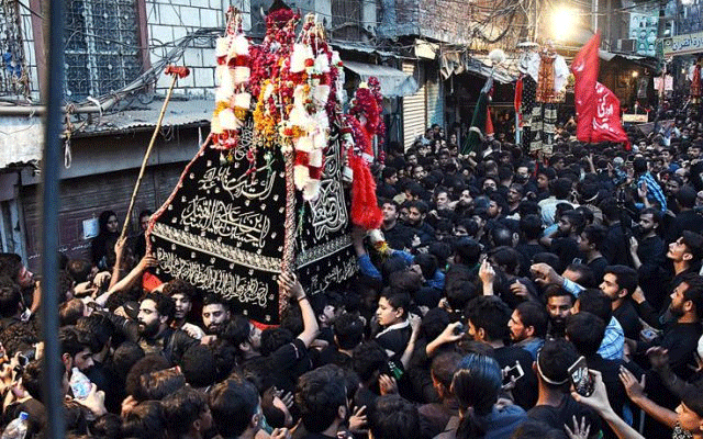 حضرت امام حسینؑ اور ان کے رفقا کا چہلم عقیدت و احترام سے منایا جا رہا ہے۔ کراچی میں مرکزی جلوس ایک بجے نشتر پارک سے برآمد ہوگا۔ لاہور اور کراچی میں ڈبل سواری پر پابندی جبکہ مرکزی جلوس کے روٹ پر موبائل فون سروس بند رہے گی