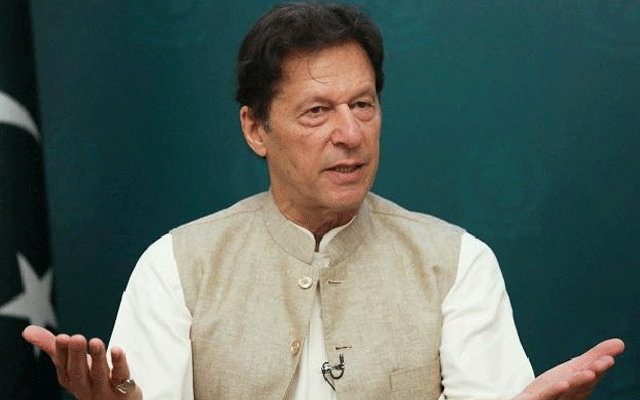 سائفر کے معاملے پر عمران خان کے متضاد بیانات سامنے آنے لگے، سابق وزیراعظم نے جلسوں میں سائفر کو امریکی سازش سے جوڑا تو آڈیو لیک میں سائفر پر ساتھیوں کو امریکا کا نام لینے سے منع کیا جبکہ ایک انٹرویو میں انہوں نے سائفر ہی گم کر دیا