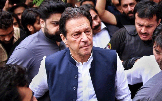 خاتون جج کو دھمکی دینے کے کیس میں عمران خان کے وکلاء نے 50 ہزار روپے کے نقد مچلکے عدالت میں جمع کرا دئیے