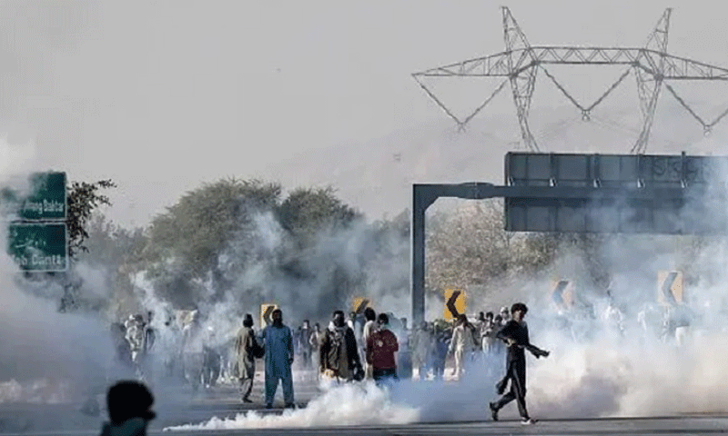 پی ٹی آئی مظاہرین کو آنسو گیس شیل کہاں سے ملے؟ آئی جی خیبرپختونخوا نے تحقیقات کا حکم دیدیا